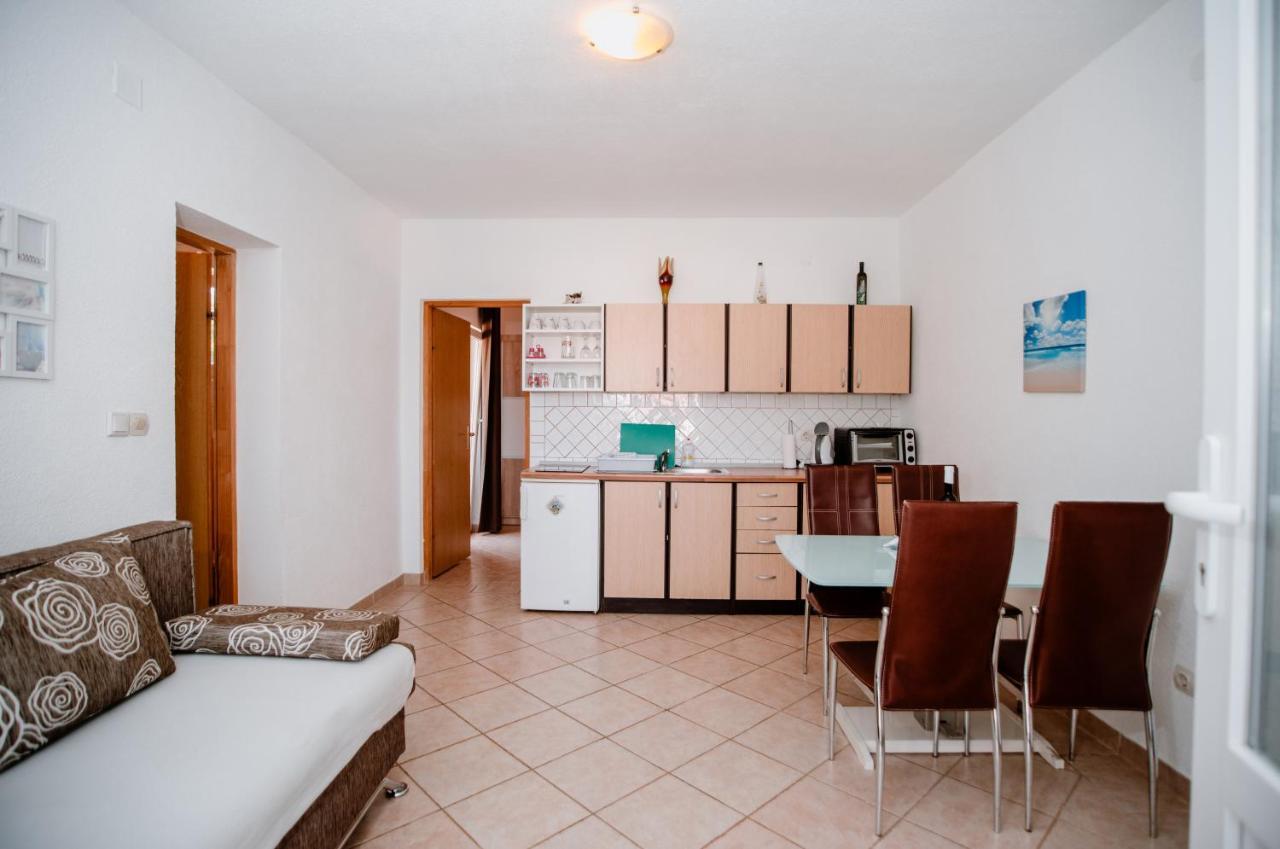 Апартаменти Apartmens Leona Карлобаг Екстер'єр фото